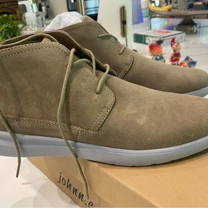 Johnnie O brand new in box never worn chill chukka boots. Taupe suede